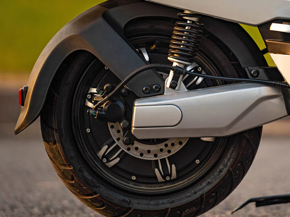 Skuter elektryczny IML Sunra Robo-SC Delivery Biały homologacja naped wydajny moc 3000 W maksymalna predkosc do 80 km/h port USB-A ladowanie urzadzen mobilnych