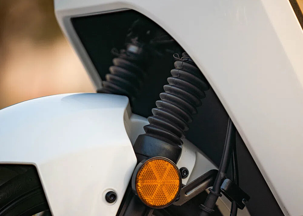 Skuter elektryczny IML Sunra Robo-SC Delivery Biały bezpieczenswo stabilnosc hydrauliczne zawieszenie tarczowe hamulce CBS na przedniej i tylnej osi