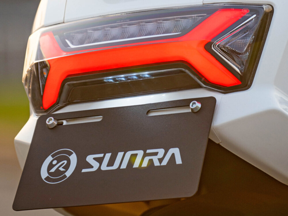 Skuter elektryczny IML Sunra Robo-SC Delivery Biały przednie i tylne swiatla LED doskonala widocznosc bezpieczenstwo na drodze kierunkowskazy wyrazne latwe w obsludze