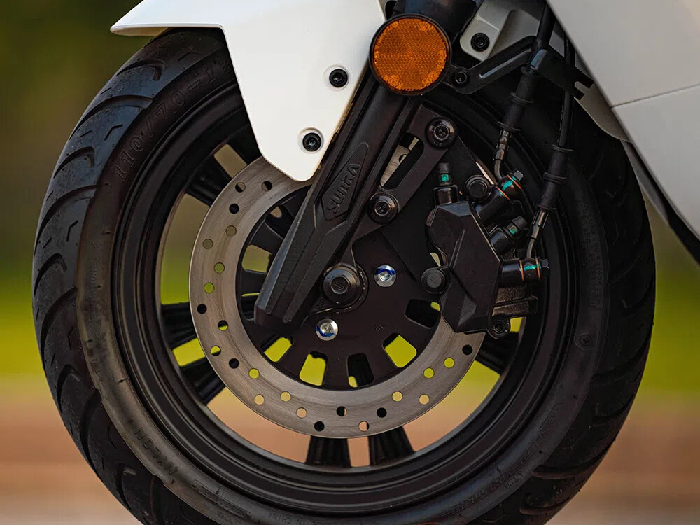 Skuter elektryczny IML Sunra Robo-SC Delivery Biały szerokie opony 110/70-12 komfort przyczepnosc trzy biegi dostosowanie predkosci i mocy wygoda efektywnosc kontrola dynamiki pojazdu bieg wsteczny ulatwia manewrowanie