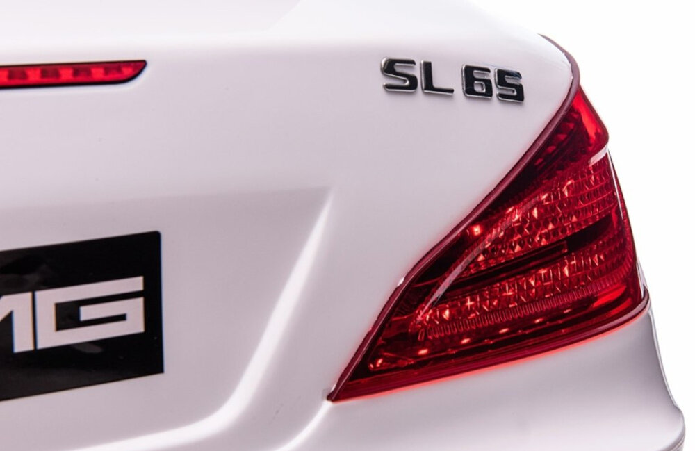 Samochód dla dziecka MILLY MALLY Mercedes-Benz SL65 AMG Biały zbliżenie na tylną lampę widoczny napis SL65 sportowy kabriolet na licencji Mercedesa połączenie luksusu bezpieczeństwa i zaawansowanych technologii zabawka inspiracja do podróżowania w świecie wyobraźni aktywność fizyczna stymulacja wyobraźni
