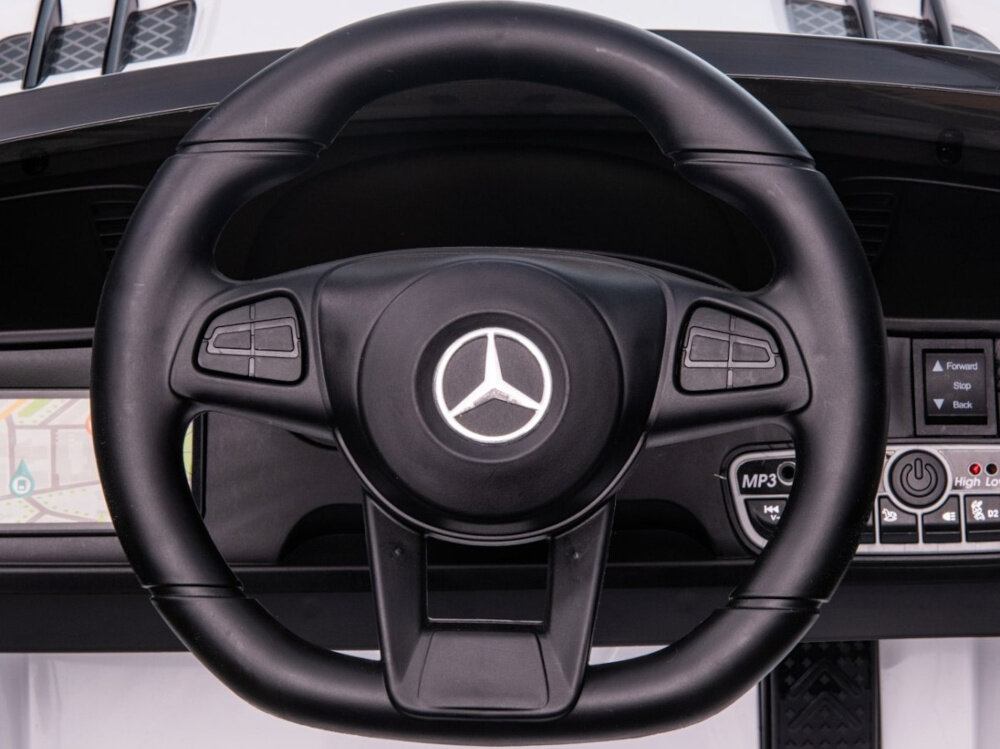 Samochód dla dziecka MILLY MALLY Mercedes-Benz SL65 AMG Biały zbliżenie na kierownicę funkcja powolnego startu płynne i bezpieczne rozpędzanie pojazdu komfort i kontrola funkcja automatycznego hamulca zatrzymanie samochodu po zdjęciu nogi z pedału gazu bezpieczeństwo użytkowania