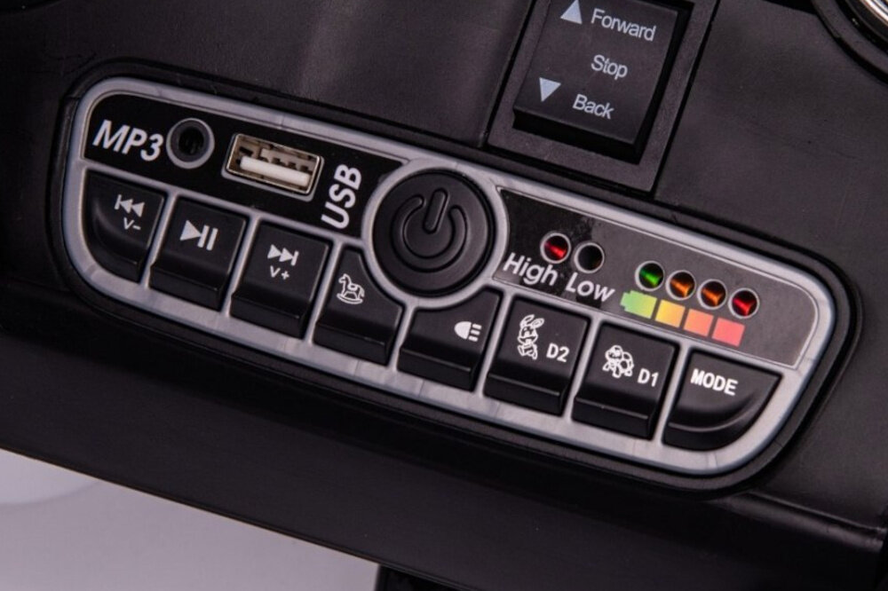 Samochód dla dziecka MILLY MALLY Mercedes-Benz SL65 AMG Biały zbliżenie na panel multimedialny panel multimedialny z gniazdem AUX, USB-A i Bluetooth multimedialna kierownica z klaksonem i 6 melodiami dostosowanie głośności przytrzymać przez około 3 sekundy klawisz przewijania „V+” głośniej lub „V-” ciszej kierownica zasilana jest przez akumulator
