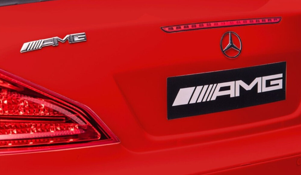 Samochód dla dziecka MILLY MALLY Mercedes-Benz SL65 AMG Czerwony zbliżenie na tylną lampę widoczny napis AMG i logo sportowy kabriolet na licencji Mercedesa połączenie luksusu bezpieczeństwa i zaawansowanych technologii zabawka inspiracja do podróżowania w świecie wyobraźni aktywność fizyczna stymulacja wyobraźni