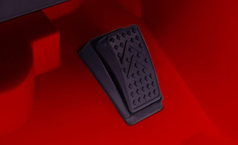 Samochód dla dziecka MILLY MALLY Mercedes-Benz SL65 AMG Czerwony zbliżenie na pedał gazu funkcja powolnego startu płynne i bezpieczne rozpędzanie pojazdu komfort i kontrola funkcja automatycznego hamulca zatrzymanie samochodu po zdjęciu nogi z pedału gazu bezpieczeństwo użytkowania