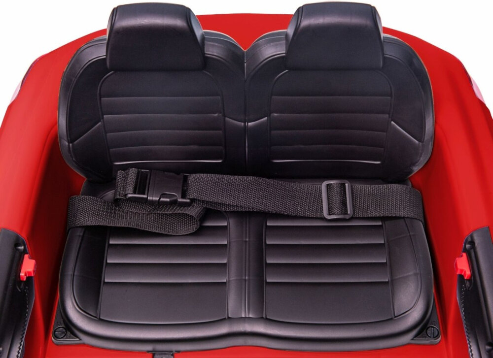 Samochód dla dziecka MILLY MALLY Mercedes-Benz SL65 AMG Czerwony zbliżenie na siedzisko widok z góry kubełkowe siedzisko z wysokim oparciem i zagłówkiem 23 cm wyprofilowana konstrukcja stabilna pozycja wygoda odpowiednie panowanie nad kierownicą zagłówek ogranicza odchylanie głowy do tyłu pas bezpieczeństwa chroni dziecko