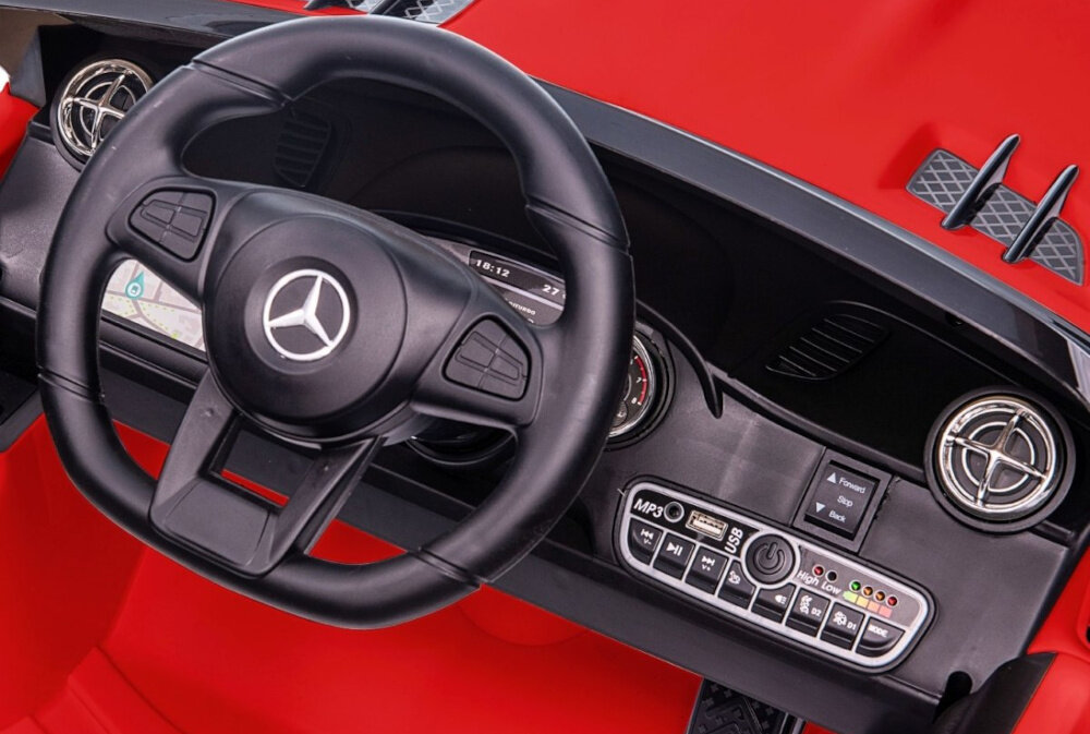 Samochód dla dziecka MILLY MALLY Mercedes-Benz SL65 AMG Czerwony zbliżenie na panel multimedialny i kierownicę panel multimedialny z gniazdem AUX, USB-A i Bluetooth multimedialna kierownica z klaksonem i 6 melodiami dostosowanie głośności przytrzymać przez około 3 sekundy klawisz przewijania „V+” głośniej lub „V-” ciszej kierownica zasilana jest przez akumulator