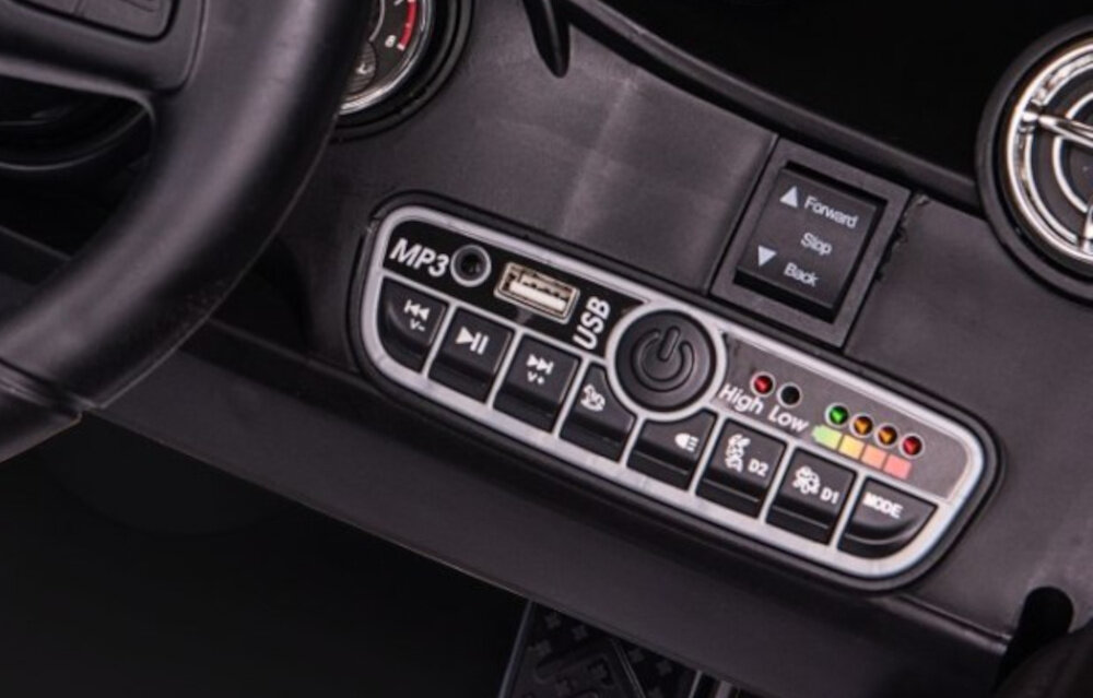 Samochód dla dziecka MILLY MALLY Mercedes-Benz SL65 AMG Czarny panel multimedialny z gniazdem AUX USB-A i Bluetooth multimedialna kierownica klakson 6 melodii dostosowanie glosnosci przytrzymac okolo 3 sekund klawisz przycisk V+ glosniej przycisk V- ciszej