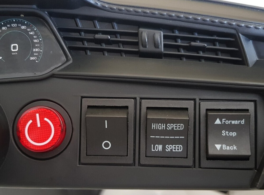 Samochód dla dziecka MILLY MALLY Audi E-Tron Sportback Biały 3 predkosci do przodu 1 predkosc do tylu naped na 2 kola na gladkich nawierzchniach tryb 4x4 dodatkowa moc i przyczepnsc wszechstronnosc