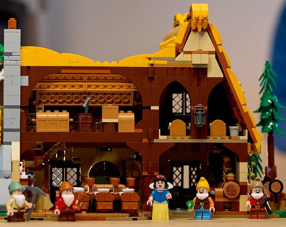 LEGO 43242 Disney Princess Chatka Królewny Śnieżki i siedmiu krasnoludków radość