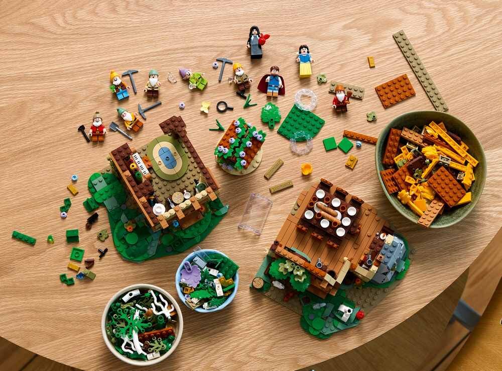 LEGO 43242 Disney Princess Chatka Królewny Śnieżki i siedmiu krasnoludków spędzanie czasu