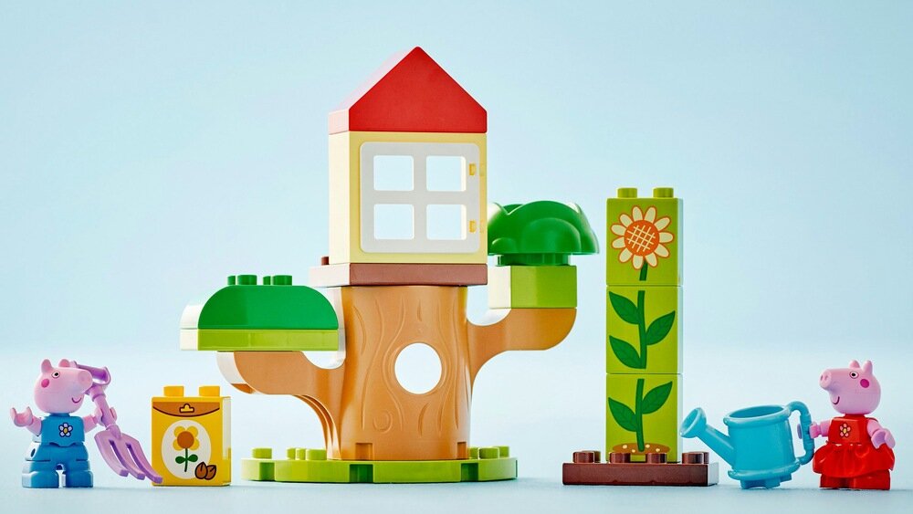 LEGO 10431 DUPLO Ogród i domek na drzewie Peppy opis