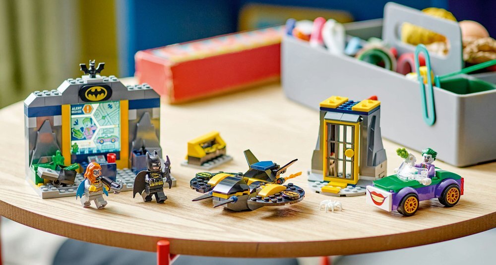 LEGO 76272 DC Jaskinia Batmana z Batmanem, Batgirl i Jokerem opis