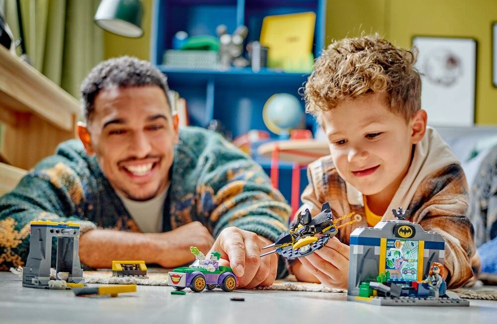 LEGO 76272 DC Jaskinia Batmana z Batmanem, Batgirl i Jokerem zabawka