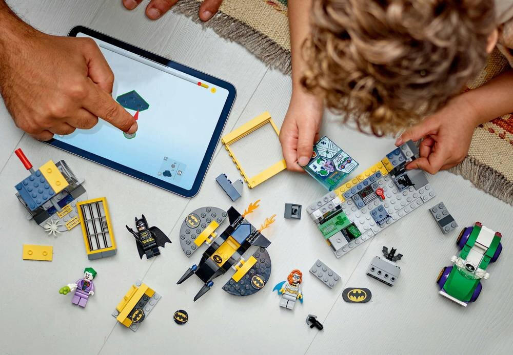 LEGO 76272 DC Jaskinia Batmana z Batmanem, Batgirl i Jokerem umiejętności