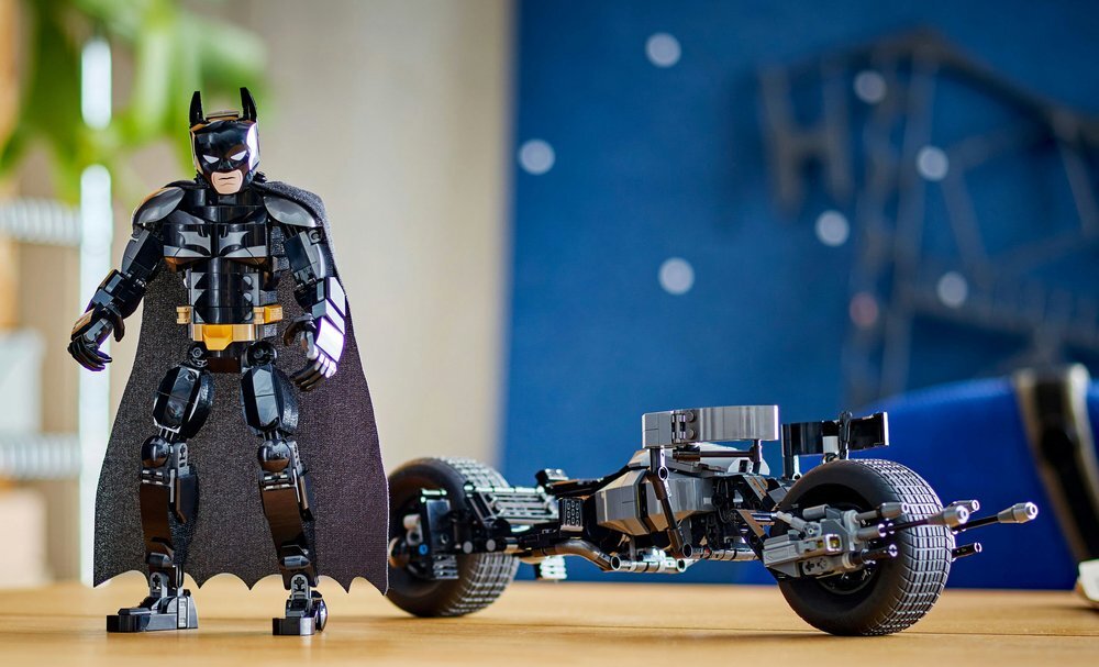 LEGO 76273 DC Figurka Batmana do zbudowania i batcykl opis