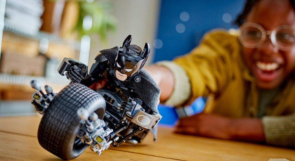 LEGO 76273 DC Figurka Batmana do zbudowania i batcykl z filmu