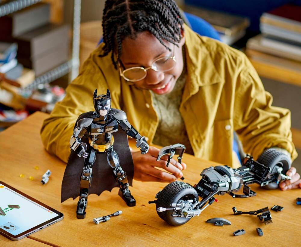 LEGO 76273 DC Figurka Batmana do zbudowania i batcykl umiejętności