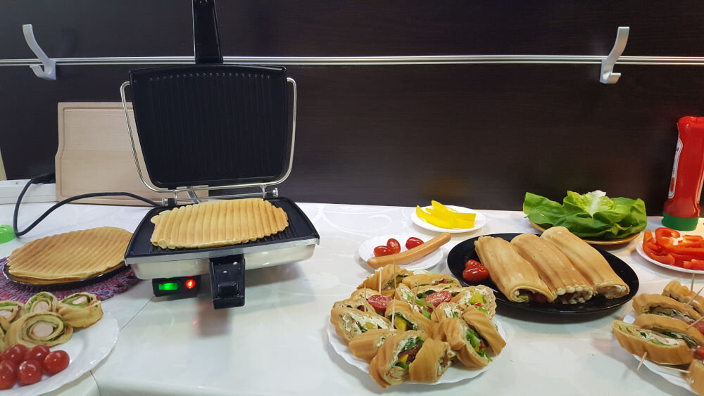 Opiekacz DEZAL Czerwony moc 1300 W szybkie nagrzewanie równomierne pieczenie elegancki kolor łatwe dopasowanie do różnych wnętrz spełnia swoje funkcję elegancki dodatek w każdej kuchni