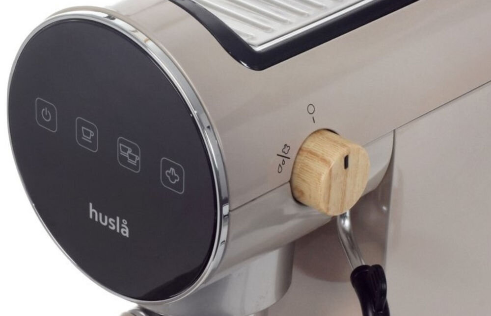 Ekspres HUSLA 73918 elegancki skandynawski wygląd drewnopodobne elementy waga 3,2 kg łatwe przenoszenie stabilny prosty intuicyjny panel sterowania komfortowa obsługa urzadzenia gorąca para wybór ilości filiżanek