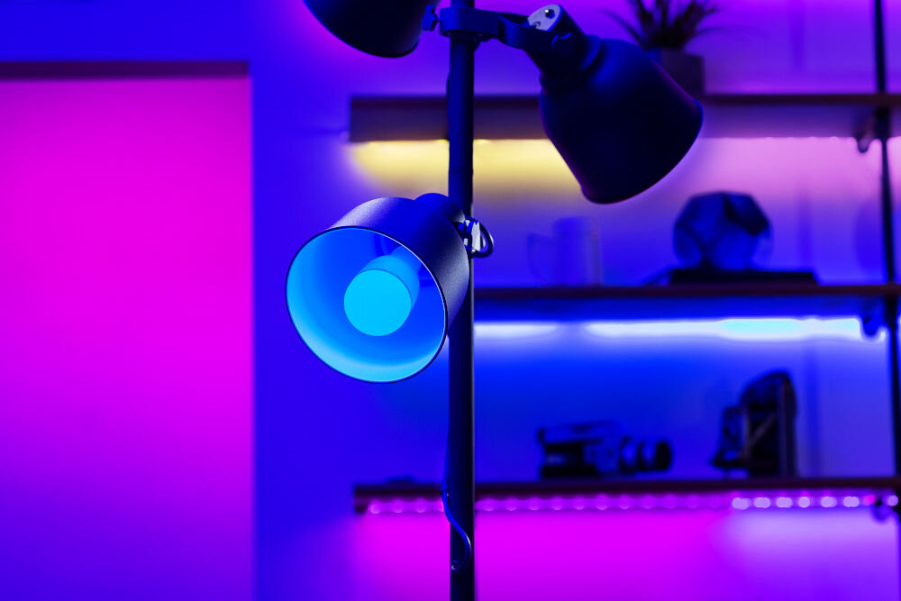Żarówka RAZER Aether Smart Bulb E27 Regulacja jasności, Wi-Fi prezentacja żarówki włożonej do lampy w pokoju na tle klimatycznego oświetlenia ledowego