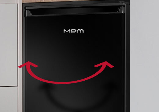 Zbliżenie na lodówkę  MPM-114-CJ-37 w zabudowie kuchennej. Dwustronna strzałka symbolizująca drzwi lewo/prawo.