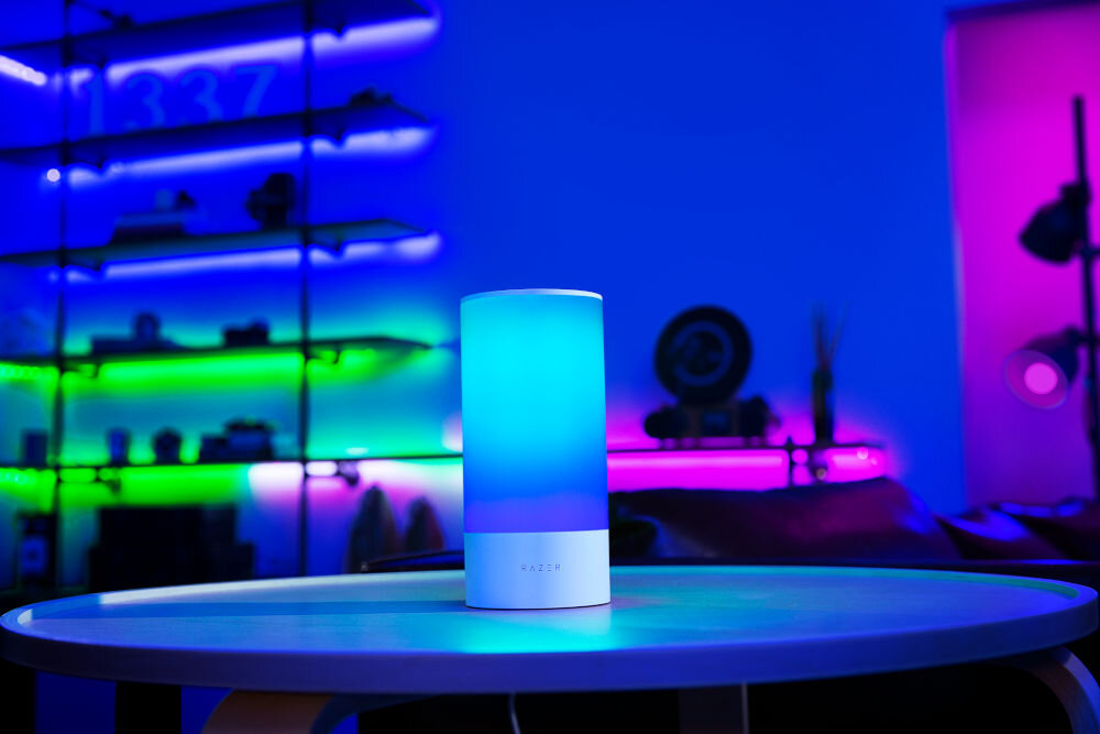 Lampa RAZER Aether Smart Lamp Pro Regulacja jasności, Wi-Fi, Bluetooth prezentacja lampy na stoliku na tle pokoju z oświetleniem ledowym