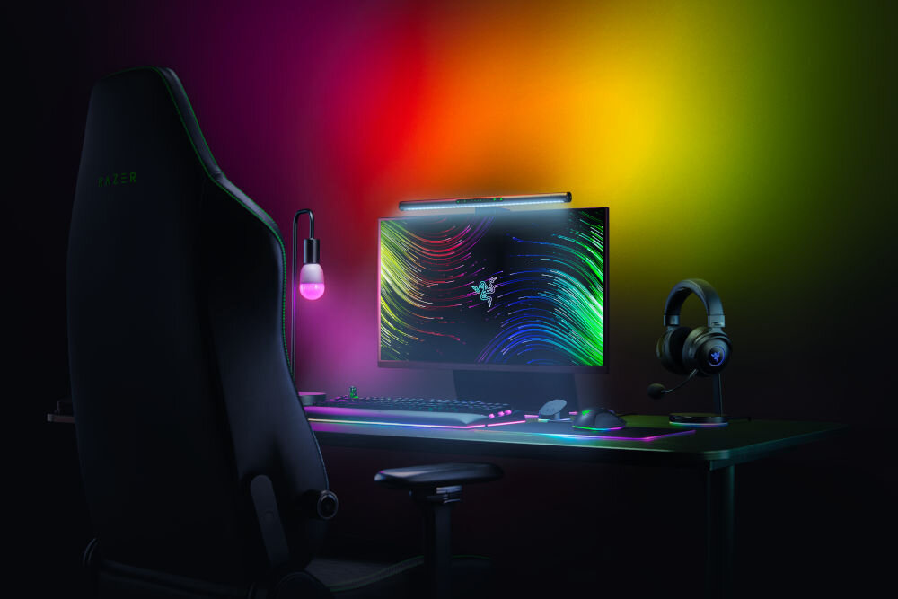 Lampka na monitor RAZER Aether Monitor Light Bar 10 W, Regulacja jasności, Wi-Fi prezentacja lampy przymocowanej do monitora na biurku i jej oświetlenia od przodu