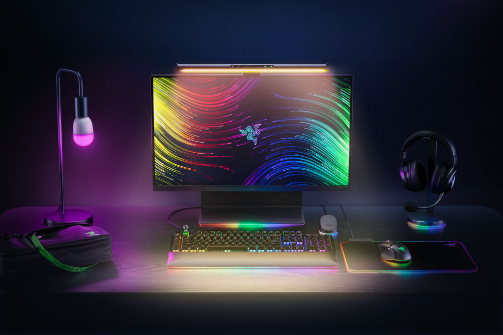 Lampka na monitor RAZER Aether Monitor Light Bar 10 W, Regulacja jasności, Wi-Fi prezentacja lampy przymocowanej do monitora na biurku i jej oświetlenia od przodu szerokie podświetlenie o wysokim współczynniku oddawania barw CRI 95 odwzorowanie kolorów koncentracja regulowana temperatura barwy zakres 2700 K do 6500 K komfort równomiernie oświetlona przestrzeń