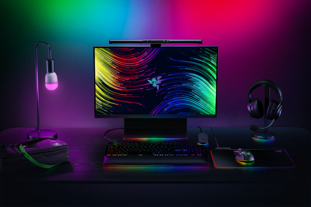 Lampka na monitor RAZER Aether Monitor Light Bar 10 W, Regulacja jasności, Wi-Fi prezentacja lampy przymocowanej do monitora na biurku i jej oświetlenia od przodu Razer Gamer Room standard Matter integracja z różnymi systemami smart home spójny ekosystem