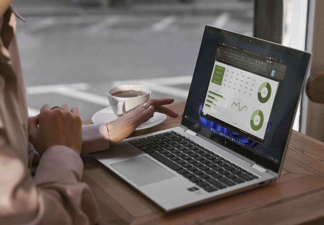 Laptop HP EliteBook 840 - Kobieta korzystająca z laptopa HP EliteBook 840, na ekranie widoczny wykres.
