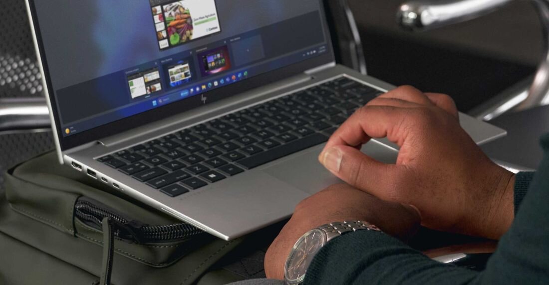 Laptop HP EliteBook 830 - Otwarty laptop HP EliteBook 830 z ekranem i widoczną klawiaturą. Klawiatura HP Premium, odporność na zalanie