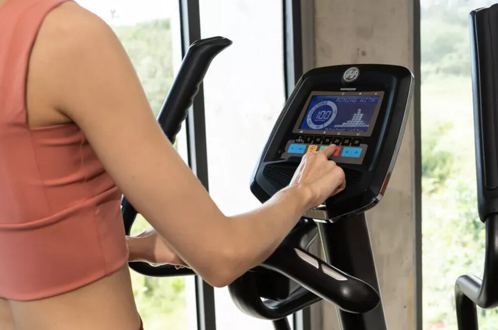 Orbitrek eliptyczny HORIZON FITNESS Andes 7.1 6,25-calowy podswietlany na niebiesko wyswietlacz LCD zlicza prezentuje najwazniejsze parametry treningu czas tetno predkosc odleglosc czestotliwosc pedalowania zuzycie energii