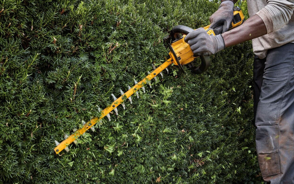 Nożyce do żywopłotu DEWALT DCMHT573N-XJ 650mm 54V akumulatorowe ściana żywopłotu osoba tnie gałęzie silnik bezszczotkowy praca z częstotliwością oscylacji do 3400 ruchów na minutę sprawne i równe cięcie ułatwia utrzymanie tempa większa kontrola płynniejsze prowadzenie ostrza lepsza organizacja