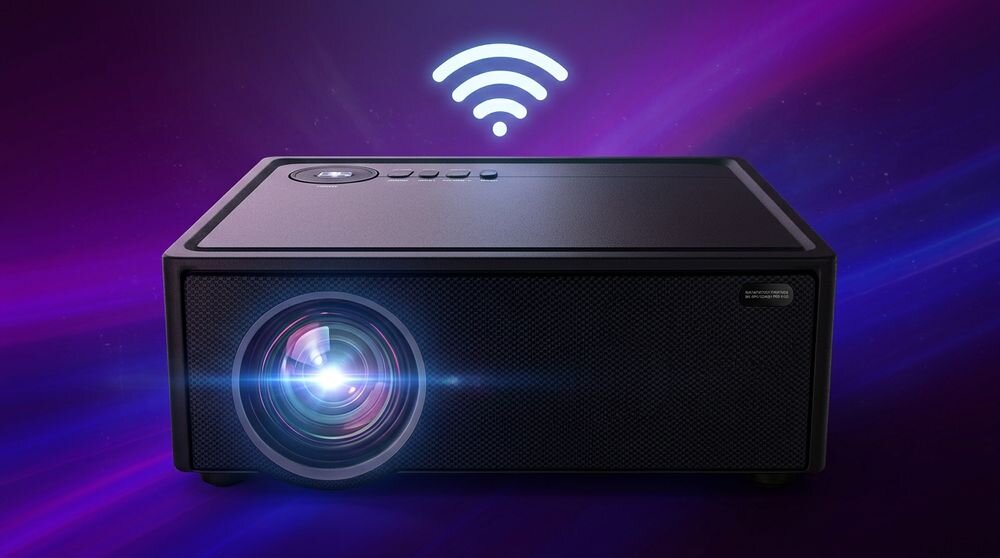 Na obrazie widoczny jest czarny projektor z dużym obiektywem, a nad nim unosi się symbol Wi-Fi. Tło jest fioletowe z delikatnymi świetlnymi efektami.
