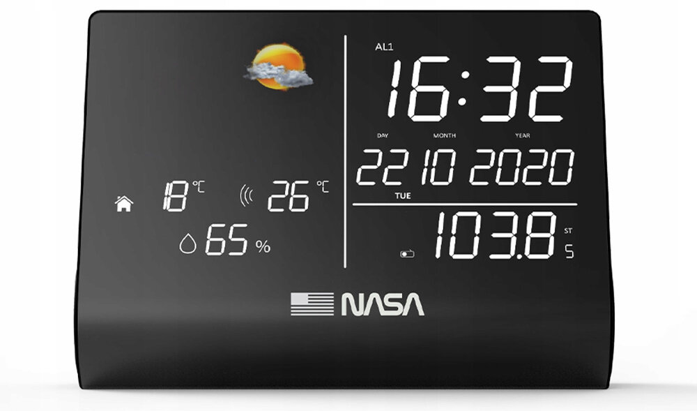 Czarna stacja pogody z wyświetlaczem pokazującym czas 16:32, datę 22.10.2020, temperaturę 18°C i 26°C, wilgotność 65%, oraz ciśnienie 1038 hPa. Widoczne jest logo NASA i ikona pogody z chmurą i słońcem.