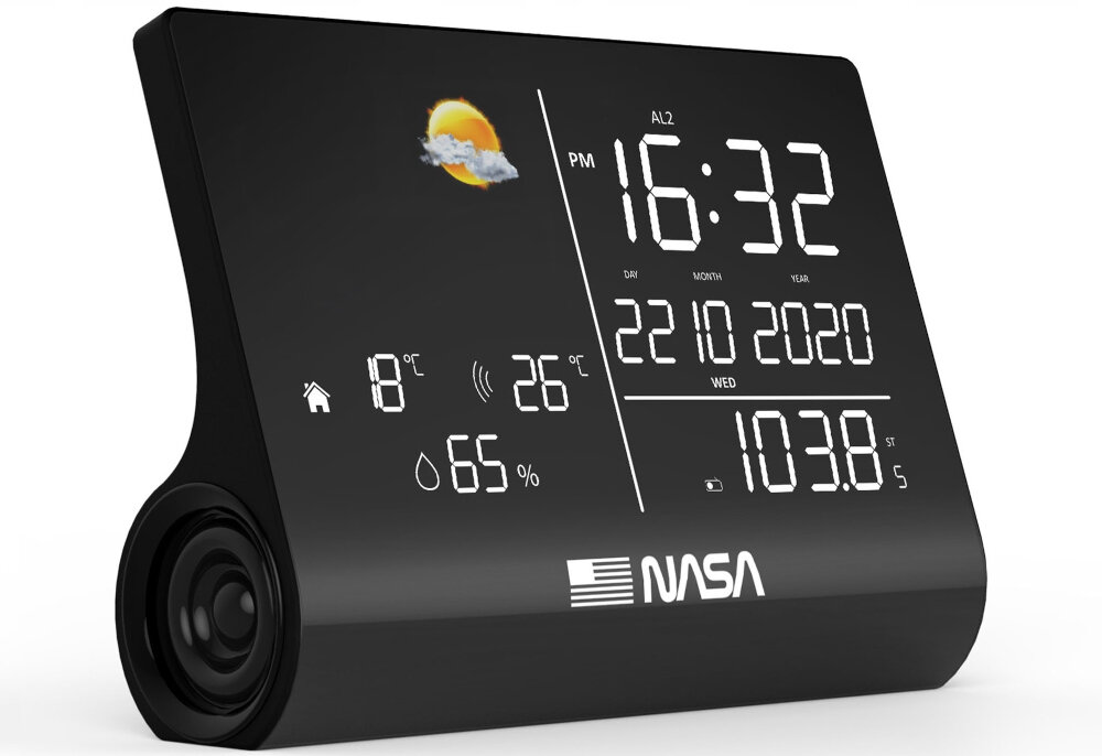 Czarna stacja pogody z wyświetlaczem pokazującym godzinę 16:32, datę 22.10.2020 oraz temperaturę 8°C i 26°C. Widoczne jest logo \'NASA\' oraz ikona chmurki z słońcem.