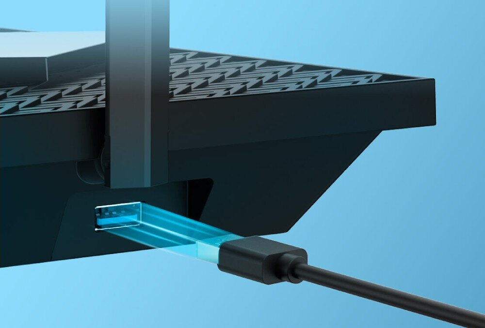 Router TP-LINK Archer AXE75 Tył routera z widocznym portem USB 3.0, do którego podłączony jest kabel USB, gniazdo USB-A, dysk sieciowy
