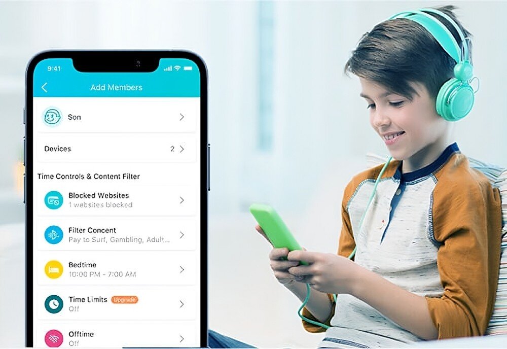 Router TP-LINK Archer AXE75 Ekran aplikacji mobilnej, pokazujący ustawienia kontroli rodzicielskiej. Obok aplikacji widoczne jest dziecko z słuchawkami na głowie, korzystające ze smartfona, aplikacja, narzędzia, funkcje
