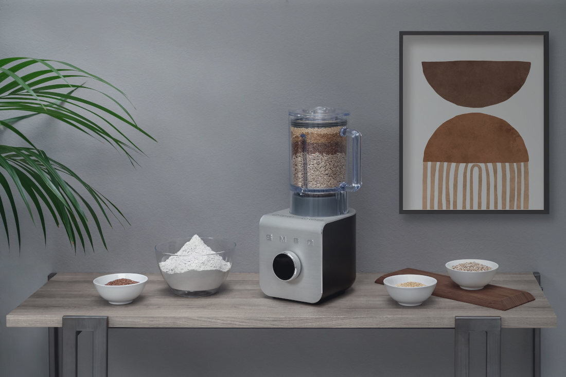 Blender kielichowy SMEG BLC01BLMEU (Wysokoobrotowy) Wydajne blendowanie na co dzień design tło prezentacja wizualizacja