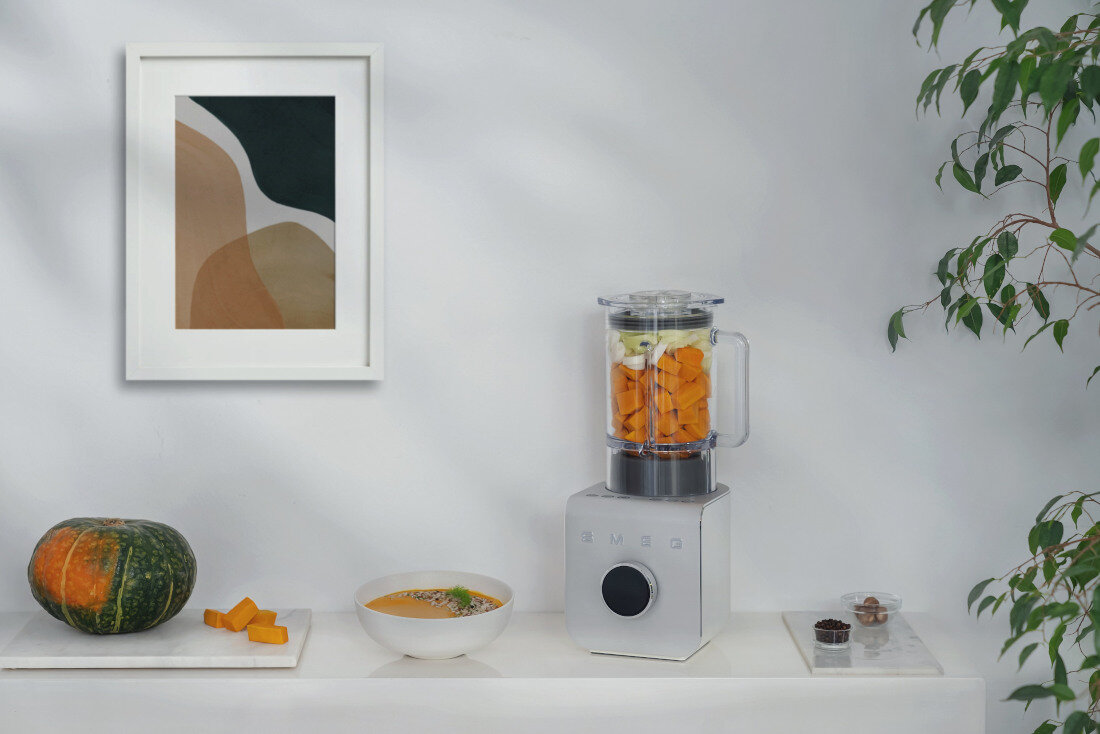 Blender kielichowy SMEG BLC01BLMEU (Wysokoobrotowy) Dopasowany do potrzeb funkcja pulse 9 poziomów prędkości kontrola monsystencja potrawa możliwość tworzenia zdrowych posiłków