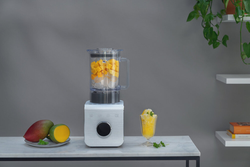 Blender kielichowy SMEG BLC01BLMEU (Wysokoobrotowy) Jedna porcja czy cała rodzina? Funkcja Single/Family Serve możliwości składniki wygodne rozwiązanie wspólne posiłki