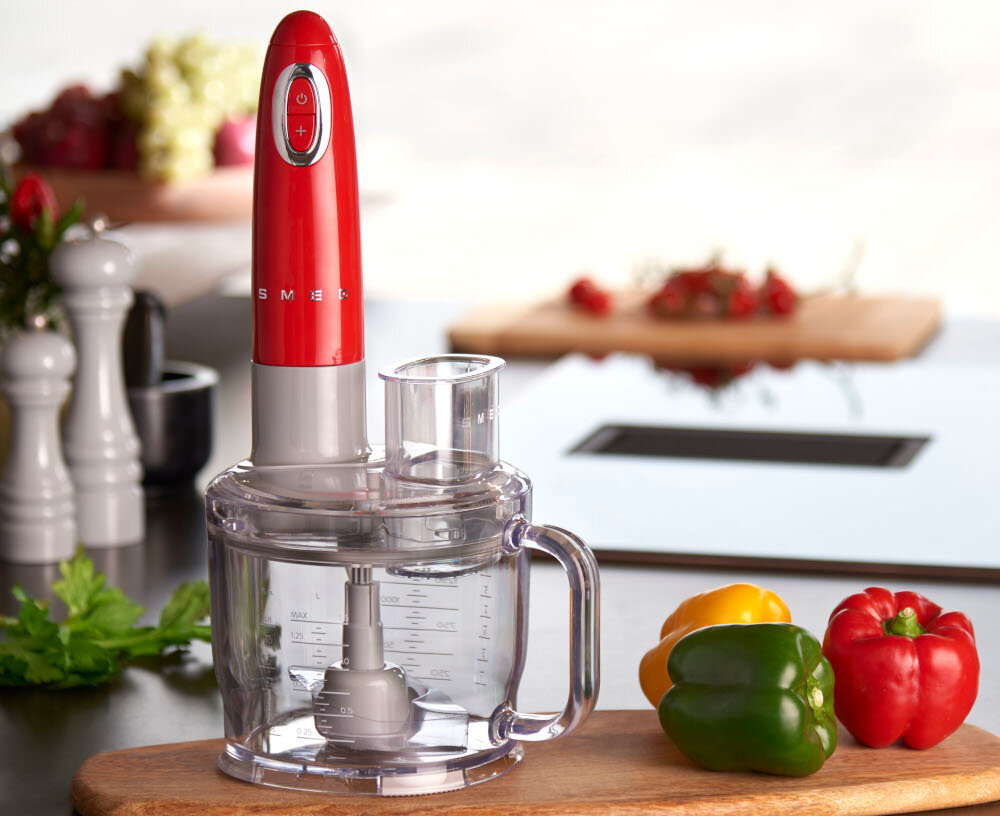 Malakser do blendera SMEG HBFP11 wygląd prezentacja wizualizacja design tło Wygoda miksowania na co dzień