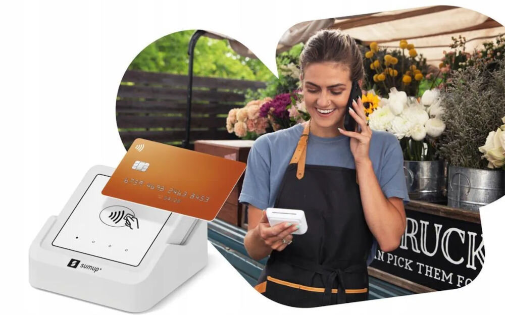 Terminal płatniczy SUMUP Solo z drukarką Wi-Fi, Mobilna transmisja danych prezentacja urządzenia pod kątem na białym tle z przyłożoną kartą obok kobieta w mobilnej sprzedaży kwiatów trzymająca terminal w dłoni funkcjonalność płatności w różnych miejscach narzędzie dla przedsiębiorców