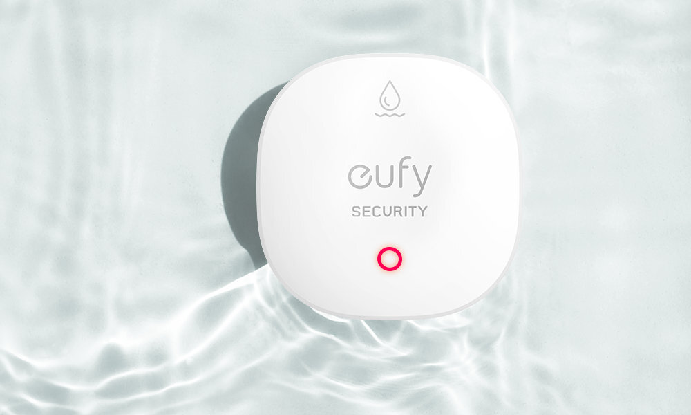 EUFY T89203D1 czujnik zanurzony w wodzie alarmujący na czerwono o zalaniu