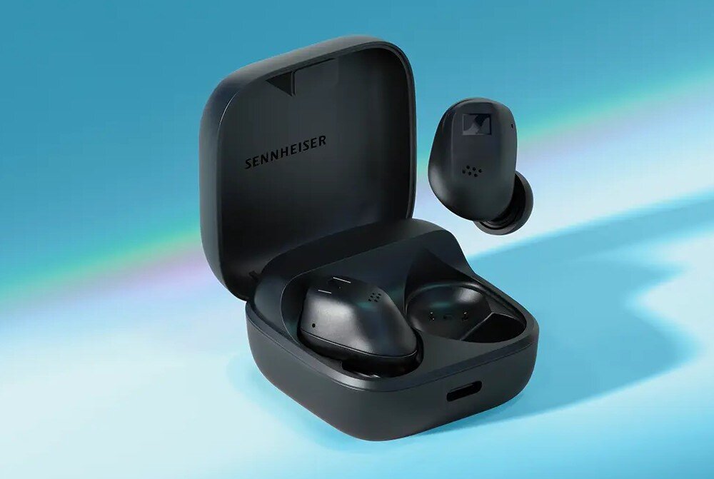 Słuchawki dokanałowe SENNHEISER Accentum True Wireless ANC Otwarta czarna obudowa etui ładującego z umieszczonymi w środku bezprzewodowymi słuchawkami. Tło ma gradientowe przejście od niebieskiego, czas działania, ładowanie, etui, port USB-C