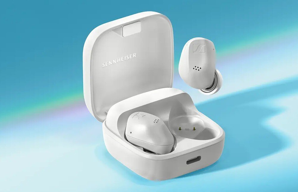 Słuchawki dokanałowe SENNHEISER Accentum True Wireless ANC Otwarta czarna obudowa etui ładującego z umieszczonymi w środku bezprzewodowymi słuchawkami. Tło ma gradientowe przejście od niebieskiego, czas działania, ładowanie, etui, port USB-C
