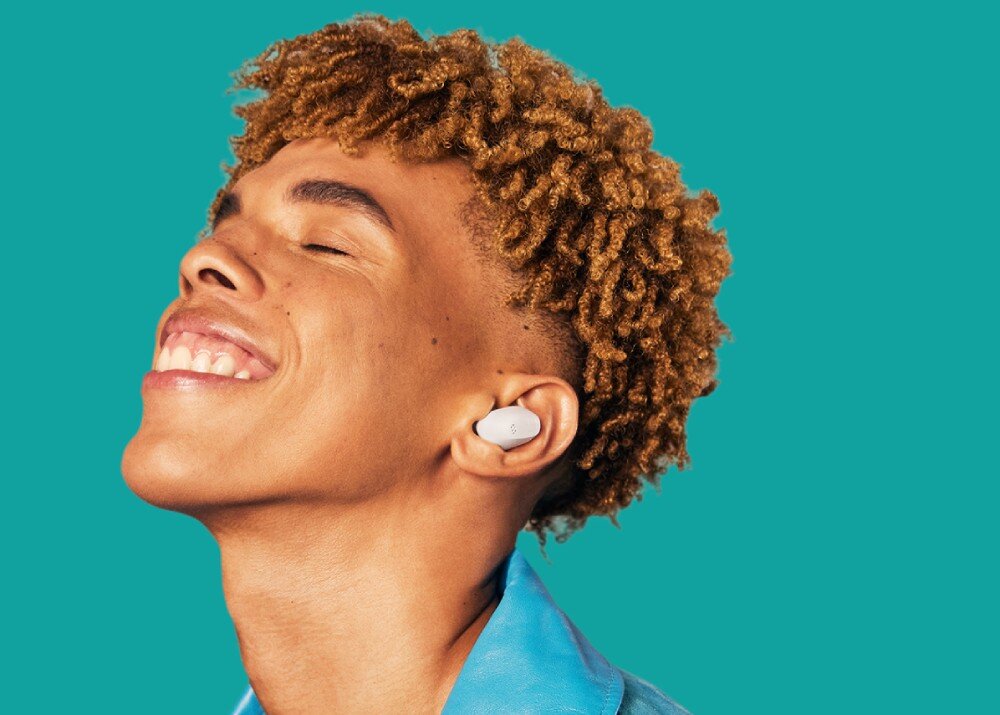 Słuchawki dokanałowe SENNHEISER Accentum True Wireless ANC Słuchawki dokanałowe SENNHEISER Accentum True Wireless ANC Mężczyzna z krótkimi kręconymi włosami i szerokim uśmiechem. W jego uszach znajdują się bezprzewodowe słuchawki douszne, mikrofony, redukcja szumów, odporność, szczelność IP54