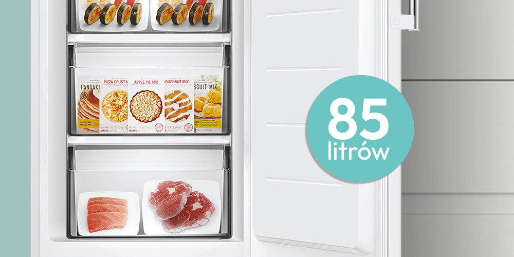 ZAMRAŻARKA CANDY CUQS 58EWH lifestyle otwarta zamrażarka wnętrze szuflady mrożonki produkty infografika z pojemnością 85 litrów utrzymanie porządku łatwe wygodne przechowywanie