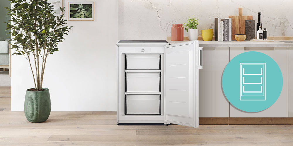 ZAMRAŻARKA CANDY CUQS 58EWH lifestyle wnętrza otwarta szuflady kuchnia meble roślina doniczka infografika dekoracje trzy pojemne szuflady przezroczyste organizacja zapasów